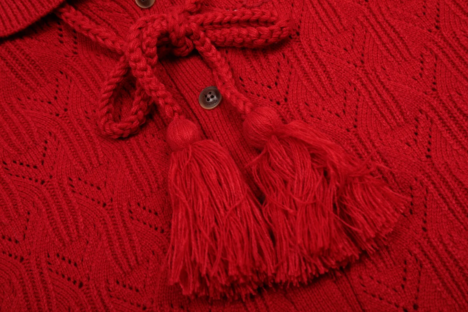 VIVI141#Top quality" vivienne west wood new lotus leaf lapel design cardigan for the Year of the Snake Queen Mother Vivienne Saturn's new classic LOGO knitted twist sweater wool cardigan 2024 autumn latest style can be worn all year round Super compatibility Thin four-season style Use it as a jacket when it is hot and wear it as an inner layer when it is cold 🧩100% restoration of heavy-duty weaving 🧩Wool blended version 🧩Original purchase Genuine mold opening 🧩Original purchase records and comparison pictures can be provided. Place your order with confidence 🧩Customized laser buttons. Clean and clear art and science. Fully restored. Full quality. Not a copywriter. Real product. Real product far exceeds budget. Size: 1 yard (80-110 pounds) 2 yards (110-140 pounds) Color: red black